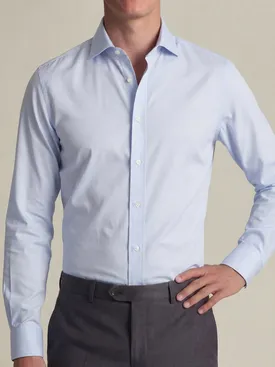 Camicia azzurra semplice con puntini facili da stirare